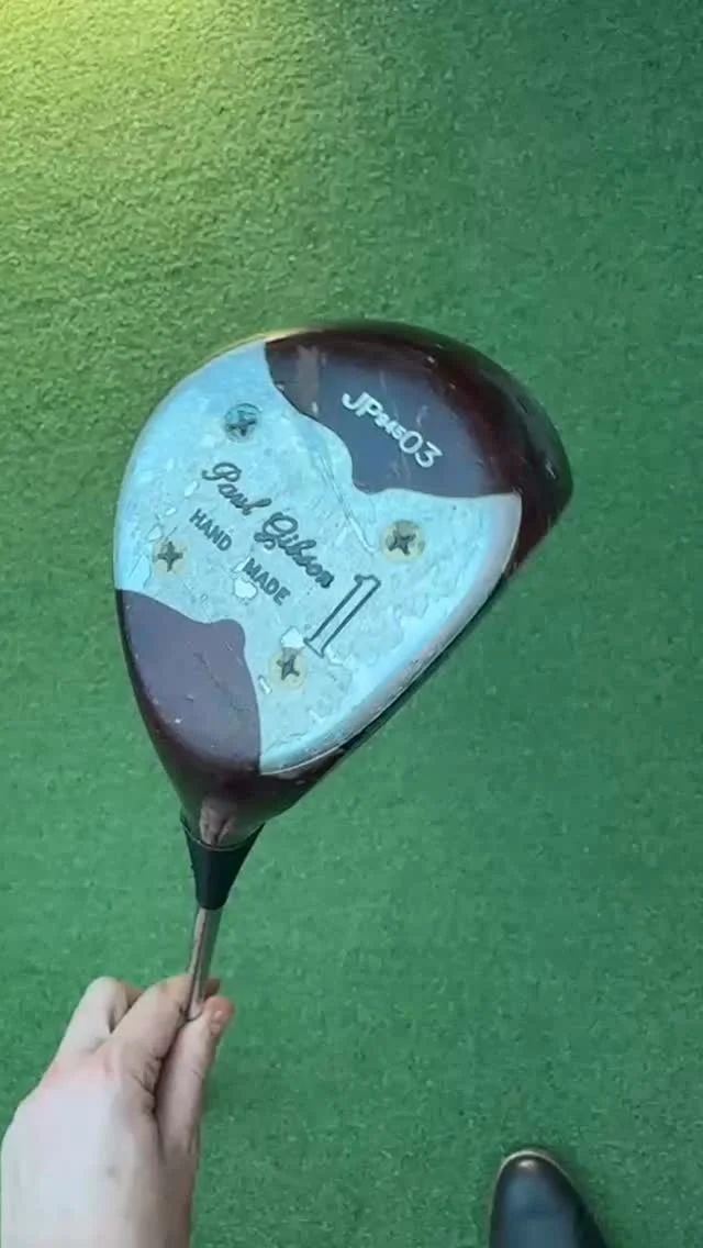 Retro Thursdays! 

Today we dug out one of Paul Gibson’s original driver builds & let the team have a bash at a long drive competition! 

Despite the natural wear and tear this one is a beauty!!!

Paul, we would like to take a moment & apologise for the last two shots ahead of time, this beauty definitely deserved more 🙏

#express #expressyourself #expressyourstyle #noschoolliketheoldschool #oldschool #golf #drivingrange #golfstore #golfcourses #longdrive